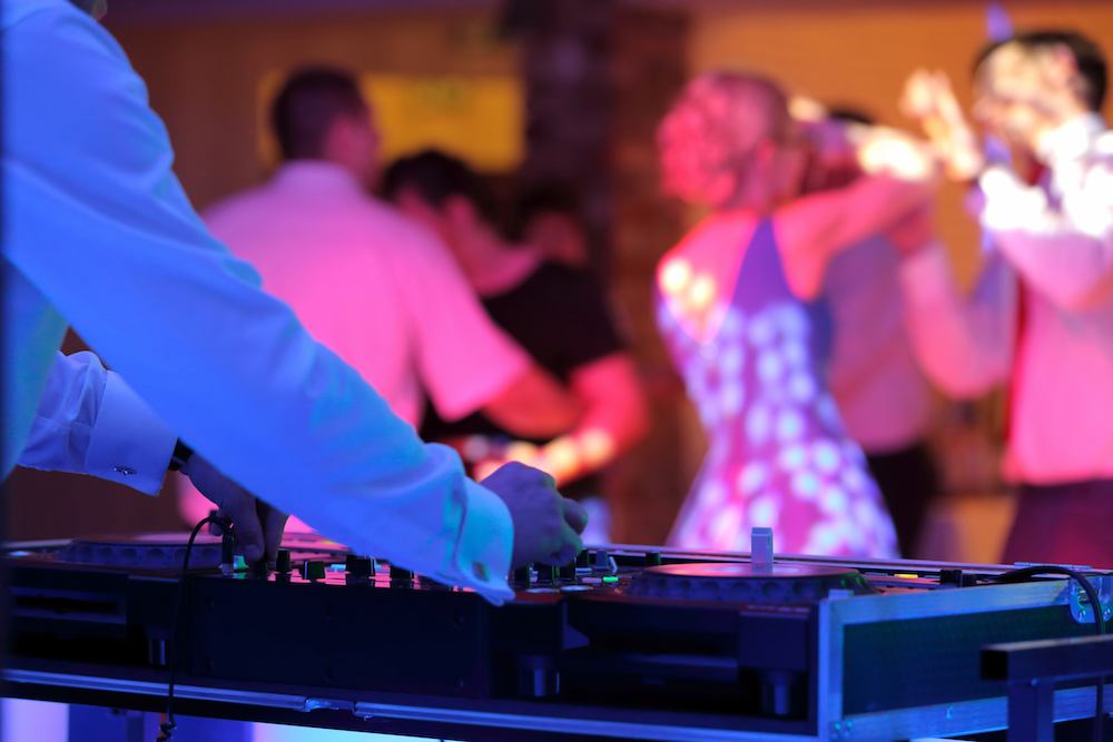 Lo que hace un DJ de bodas